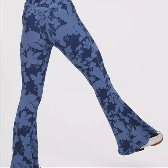 OFFLINE By Aerie Real Me Floral High Waisted Crossover Super Flare Legging XS - Picture 2 of 8